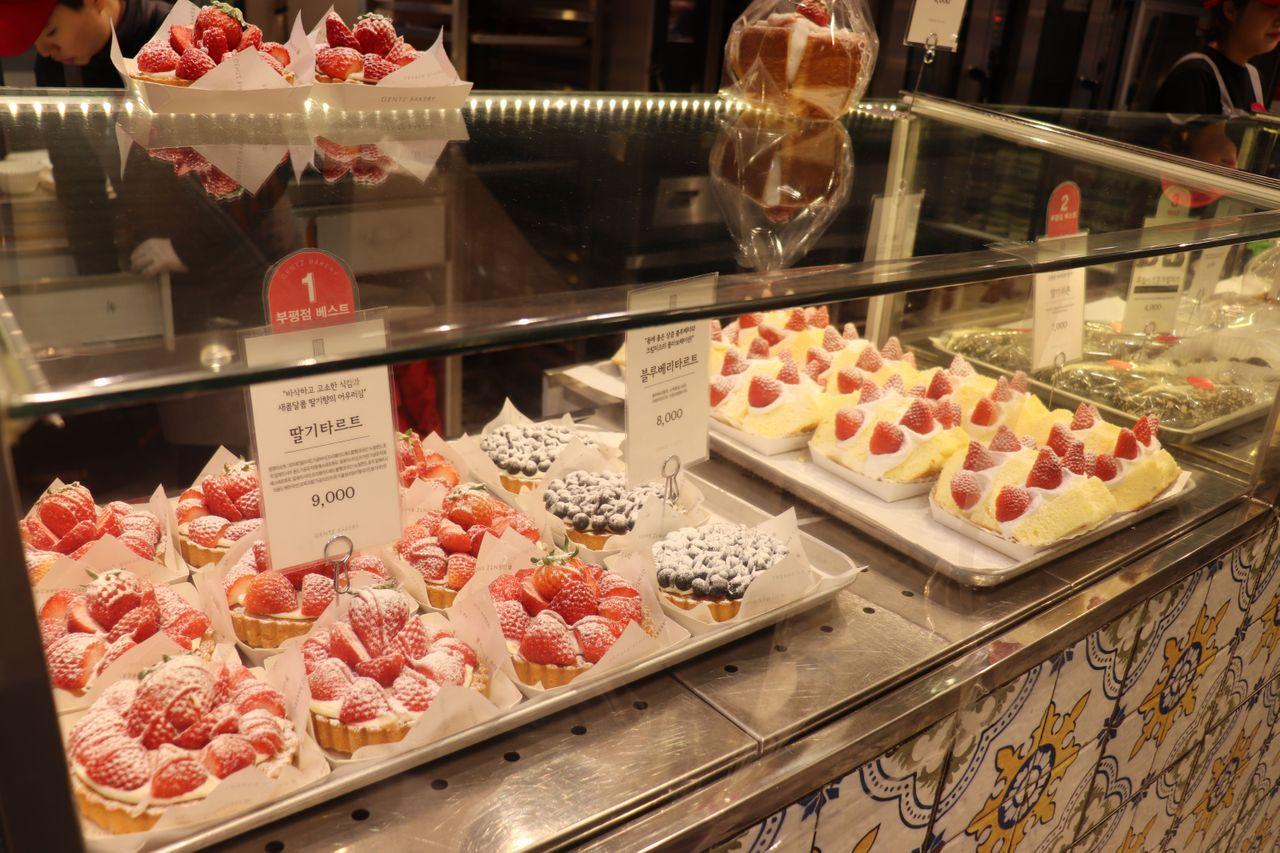 手工甜點的展臺，價格親民且具有本土特色